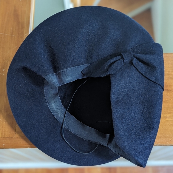 ✨ SOLD ✨ Vintage 1940s Navy Blue Asymmetrical Slanted Brim Hat Gold Detail Retro - Picture 7 of 7